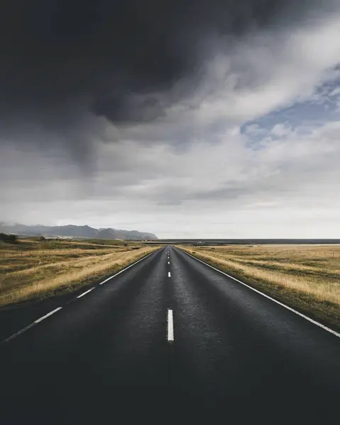 İzlanda 'nın batı fiyortlarında sessiz bir yol.