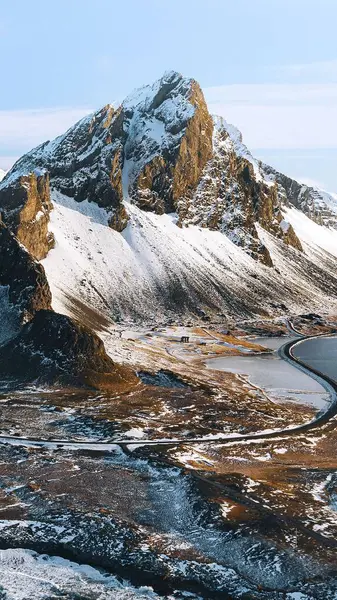 İzlanda 'daki Eystrahorn Dağı' nın karlı görüntüsü