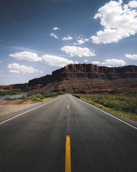 Utah, ABD 'deki bir dağa giden manzara rotası.
