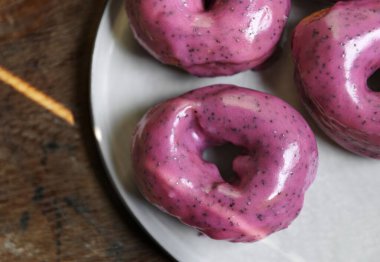 Pembe sırlı donuts bir plaka üzerinde