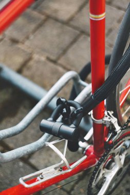 Kırmızı bir bisiklete kilitlen