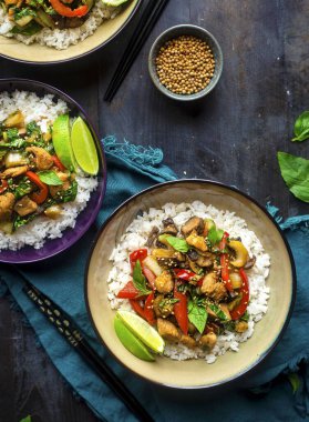 Sağlıklı tavuk kişniş ve baharatlı tatlı sosla kızarır.