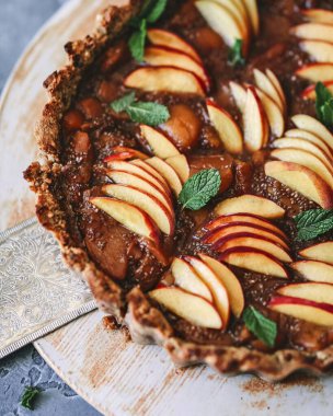 Şeftalili Chia Tart, tarçınlı.