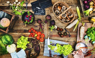 Farklı türde sebze masanın üzerine bir