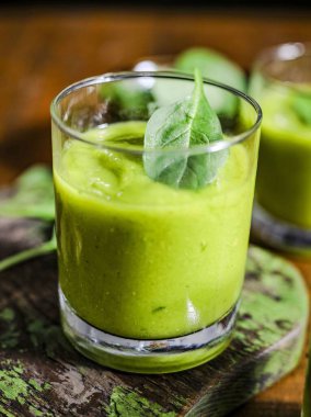 Vejetaryen ıspanak ve zencefil güler yüzlü içki