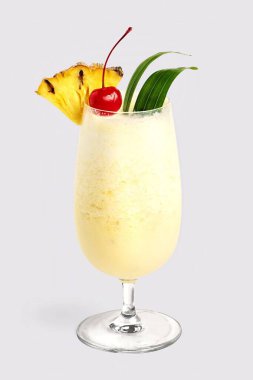 Arka planda ananas ve kirazlı Pina Colada