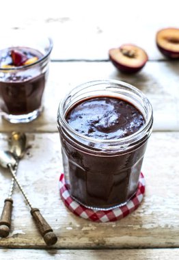 Ev yapımı erik ve kakao.