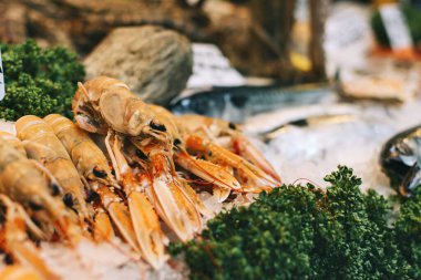 Balık pazarında satılan kerevit.