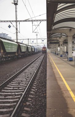 İstasyon peronunda boş tren rayı