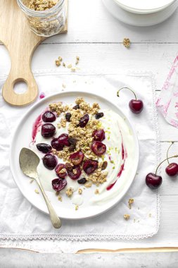 Kavrulmuş vişneli Yunan yoğurdu kahvaltısı.