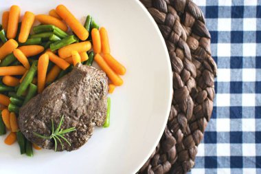 Mini havuçlu biftek ve yeşil fasulye.