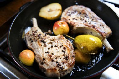 Bir pan gıda fotoğraf tarifi fikir elma ile domuz pirzolası