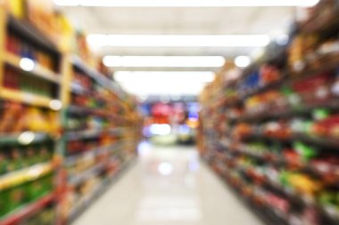Bulanık atıştırmalıklar süpermarketin koridorunda