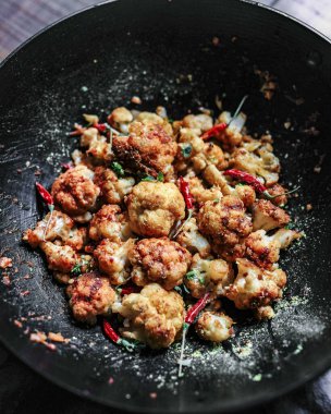 Vejetaryen baharatlı karnabahar kanatları yemek fotoğrafı.