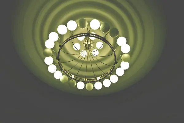 Modern bir avizeye yakın.