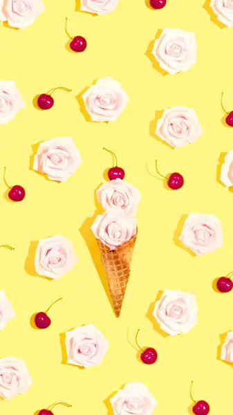 Kırmızı kirazla kaplı waffle külahındaki çiçekler