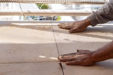 Mason yere serilmiş bir fayans döşüyordu. Bir inşaatta çalışıyorum. İş kavramı, ticaret.