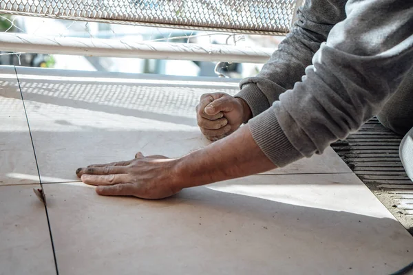 Mason Posa Una Piastrella Nello Spazio Preparato Nel Pavimento Lavoro — Foto Stock