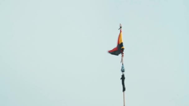 黑色和红色的危险旗摇曳在一根棍子上 背后是灰蒙蒙的天空 — 图库视频影像