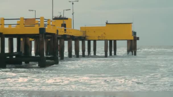Gri Bir Günde Deniz Kıyısında Balıkçı Iskelesi — Stok video
