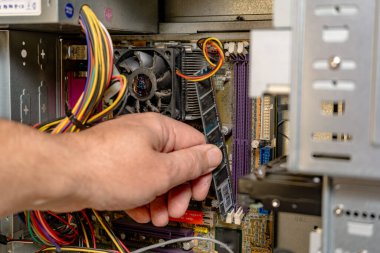 Bir bilgisayara RAM bankası kuran teknisyen.