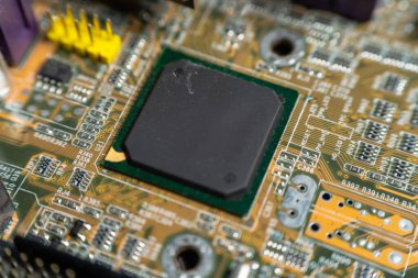 Elektronik bileşenleri olan yakın çekim devre kartı.