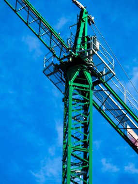 Büyük bir binanın şantiyesinde inşaat vinci..