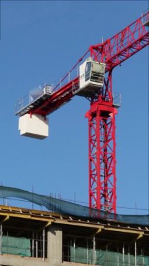 İnşaat vincinin ya da inşaat kulesinin büyük bir inşaat alanındaki dikey yönelimi.