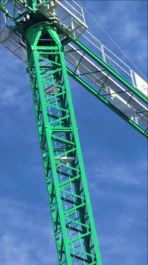 İnşaat vincinin ya da inşaat kulesinin büyük bir inşaat alanındaki dikey yönelimi.