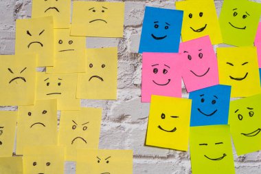 Kavramsal görüntü, birbirine bakan ve farklı duygular gösteren iki post-it grubundan oluşuyordu. Bir grup farklı ve mutlu, diğeri ise benzersiz, hoşgörüsüz ve negatif..
