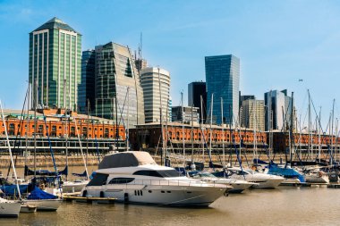 Marina ve Buenos Aires 'teki Puerto Madero limanına demirleme ve arka planda konut binaları.
