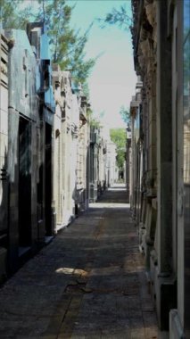 Kaldırımlarda yürüyen bir adamın bakış açısı. VErtical Yönlendirme.