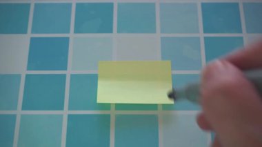 Sevgi sözcüğüyle el yazısı yazmak