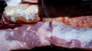 Izgaraya konmuş tuzlanmış domuz eti ve biftek.