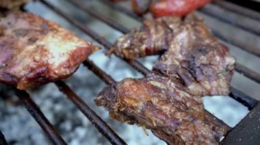 Domuz göğsü, bir parça biftek ve bağırsak, sucuk ve ızgarada siyah puding..