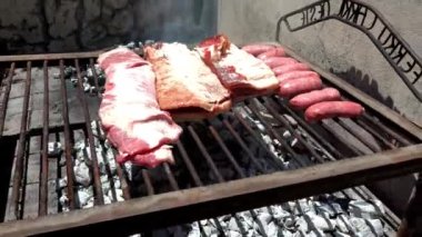 Domuz eti ve rosto kemik tarafındaki ızgaraya konur..