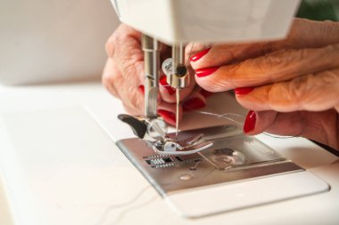 Dikiş makinesinin iğnesini dikmeden önce.