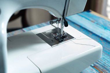 İğne, ayak ve ütü makinesinin ayrıntıları. Yarı profesyonel model.