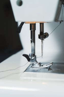 İğne, ayak ve ütü makinesinin ayrıntıları. Yarı profesyonel model.