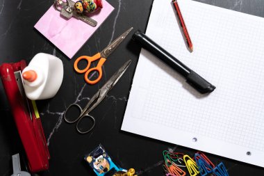 Ofis veya okul kırtasiyesi gibi dağınık şeyler. Ofis malzemeleri. Aereal görünüm