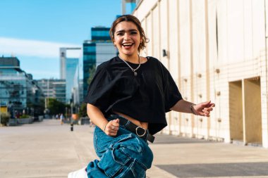 Modern bir şehirde koşuşturan mutlu bir kadın.