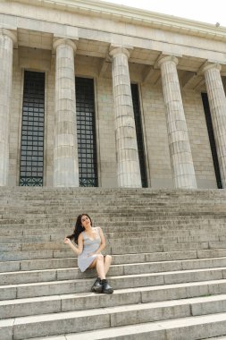 Brüksel 'deki Palas de la Bourse' un merdivenlerinde oturan manken güneşli günün tadını çıkarıyor.