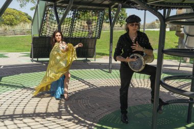 Arapça dans doğayla uyum içinde ve darbuka ritmiyle.