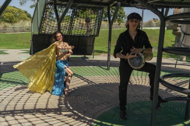 Ebedi dans: Arap dansçı ve darbuka oyuncusu altın ormanda