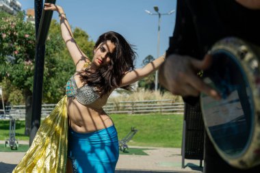 Bir Odalisque ve perküsyonist Darbukist rüya gibi doğal bir ortamda