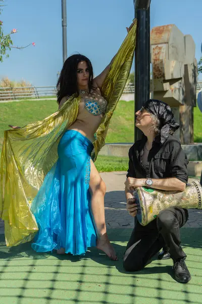 Odalisque ve perküsyonist rüya gibi doğal bir ortamda.