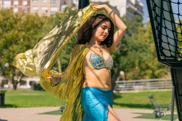 Parkta altın peçeli Odalisque