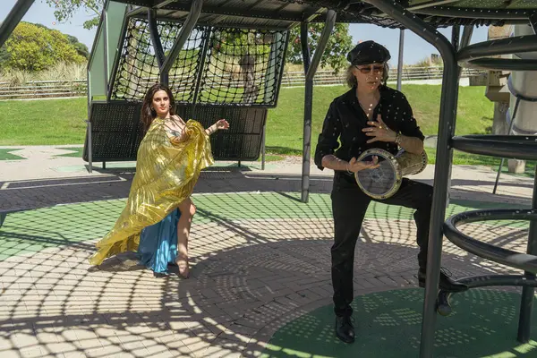 Arapça dans doğayla uyum içinde ve darbuka ritmiyle.