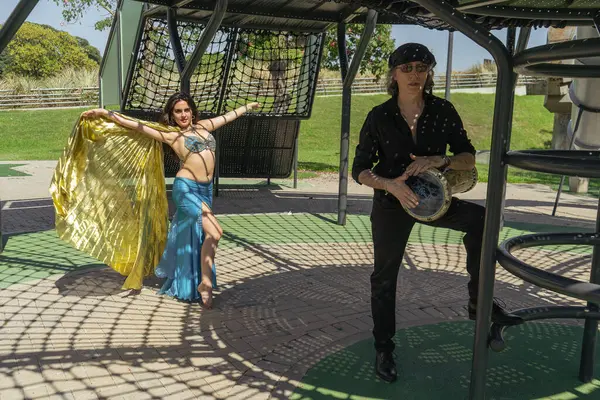 Odalisque ve perküsyonist rüya gibi doğal bir ortamda.