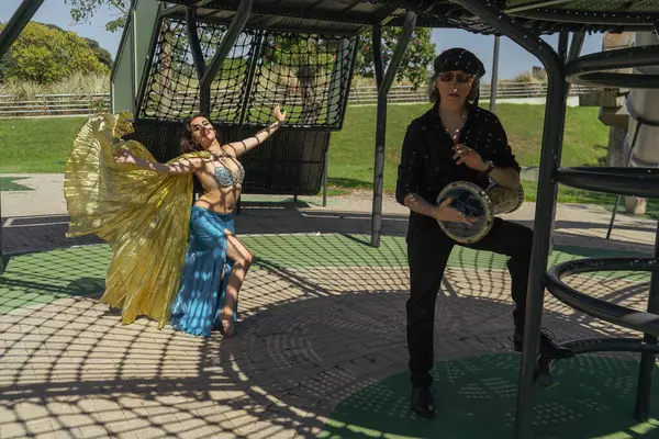 Bir Odalisque ve perküsyonist Darbukist rüya gibi doğal bir ortamda